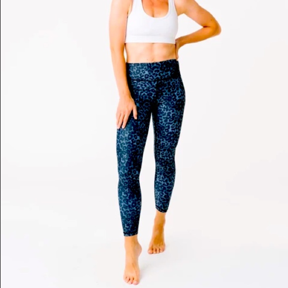 Zyia light and luxe scrunchy butt leggings EUC